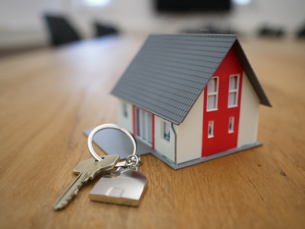 Agente immobiliare mostra un appartamento