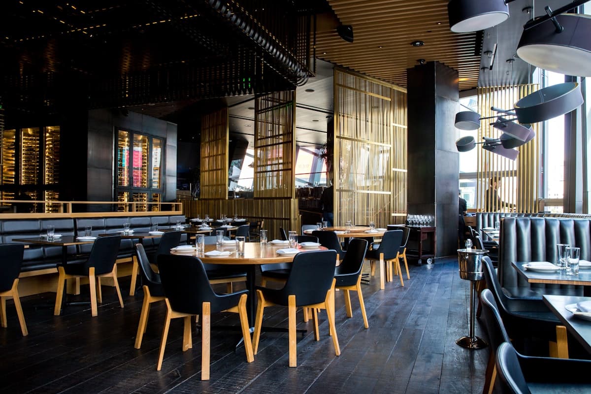 Sala di un ristorante apparecchiata